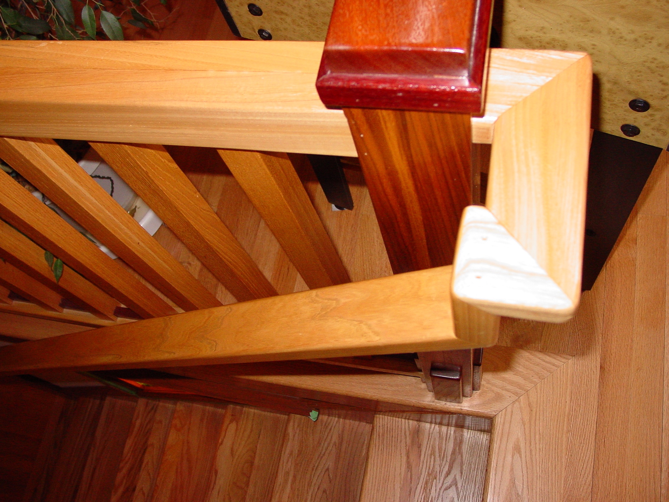 Handrail newel post